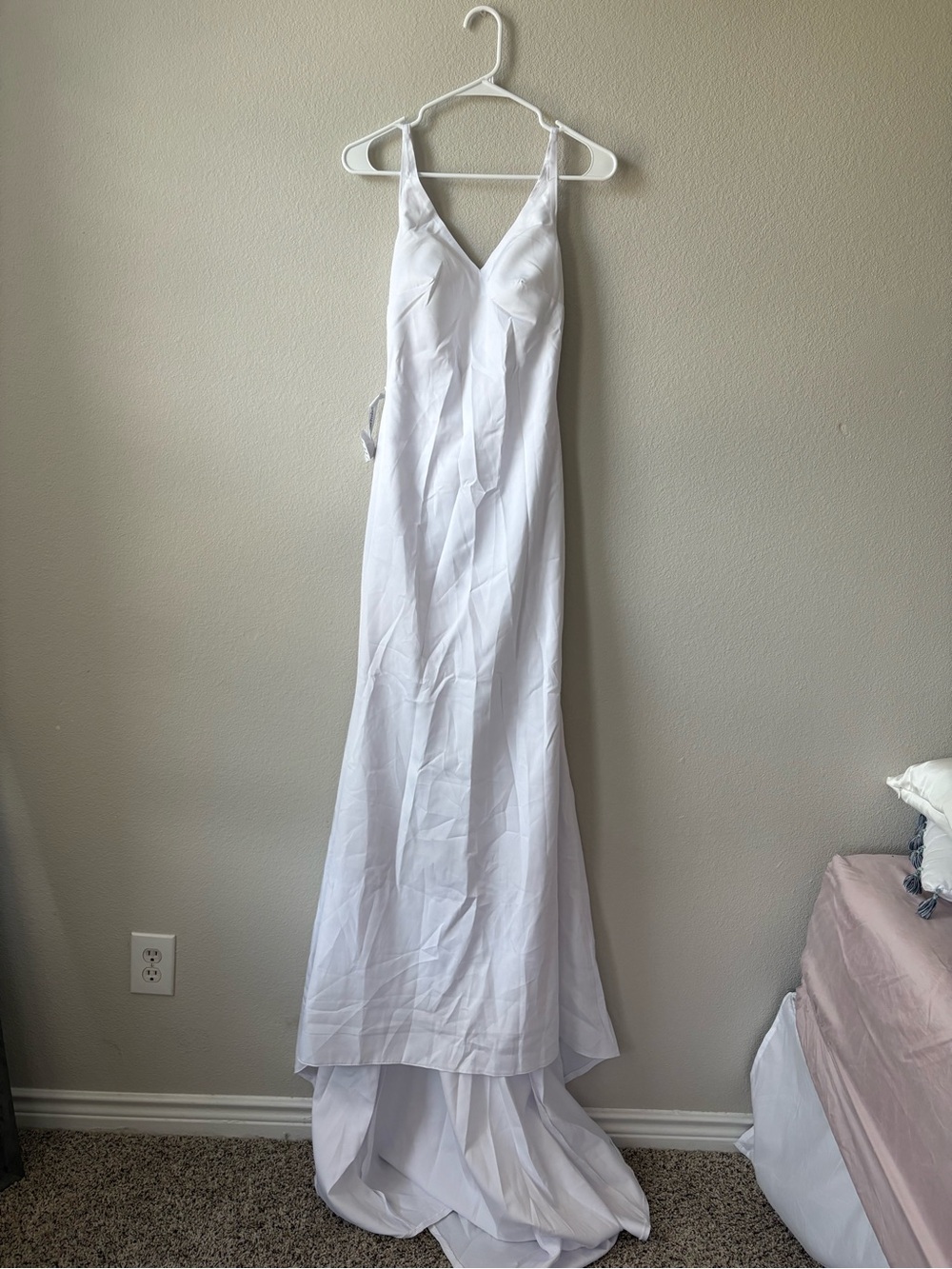 Elegant White V-Neck Wedding Dress
